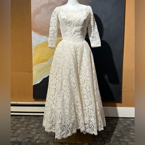 William Cahill BEVERLY HILLS 1950s Lace Wedding Dress - Picture 4 of 13